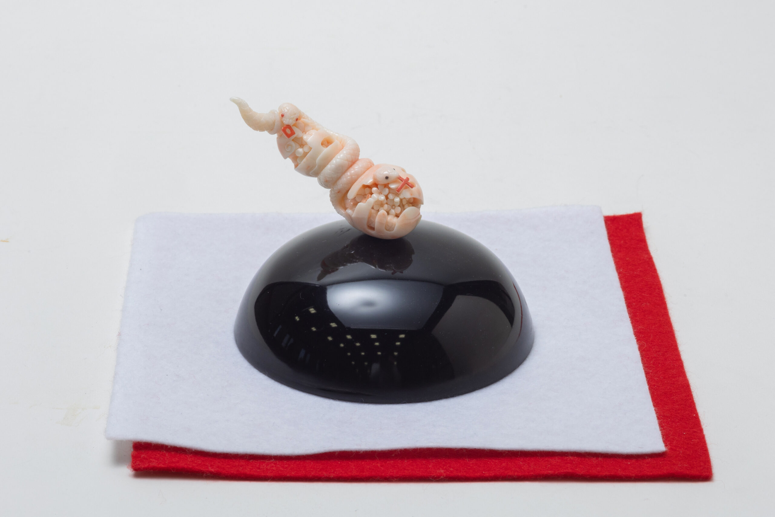 天然桃珊瑚置物「親子蟹」在名:伯全(高知県珊瑚彫刻家) 彫刻/工芸品